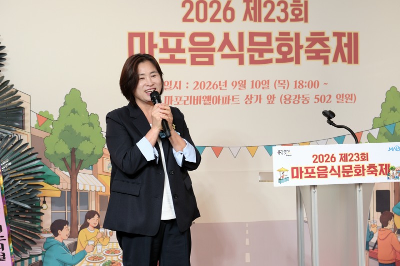 최은하 마포구의회 의장이 마포음식문화 축제에서 주민들에게 인사말을 하는 모습. /사진제공=마포구의회