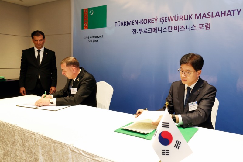지난 15일 한∙투르크메니스탄 비즈니스 포럼에서 대우건설은 투르크메니스탄 수자원위원회와 ‘카라쿰운하 현대화 사업 협력을 위한 업무협약(MOU)’을 체결했다. 사진 왼쪽 두르디 겐지예프(Durdy Genjiyev) 투르크메니스탄 수자원관리위원회 위원장, 오른쪽 이강석 대우건설 대표. /사진제공=대우건설