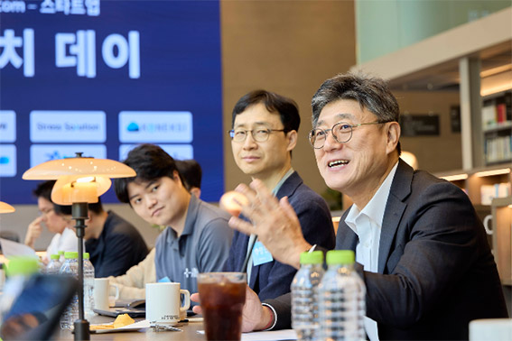 ▲ 정재헌 SKT CEO와 스타트업 대표들이 의견을 나누는 모습./ 사진 = SK텔레콤
