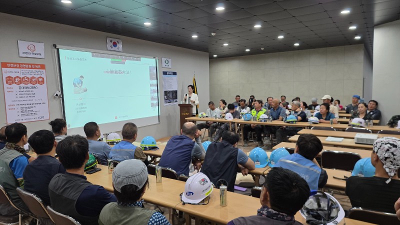 외국인 근로자들이 외국인 안전문화 지도사의 강의를 듣고 있다. /사진제공=한화 건설부문
