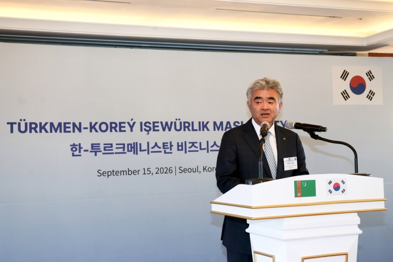 지난 15일 ‘한-투르크메니스탄 비즈니스 포럼’에 참석해 발표 중인 정원주 대우건설 회장. /사진제공=대우건설