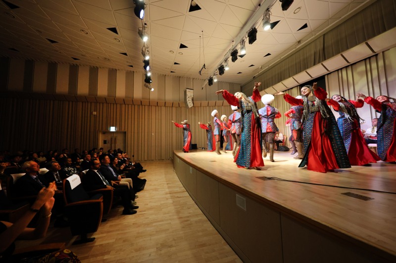 17일 ‘투르크 문화의 날’ 행사에서 투르크메니스탄의 문화예술을 공연 중인 공연단. /사진제공=대우건설
