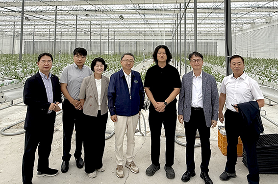 ▲18일 경북 고령군 소재 청년농 스마트팜 농장을 찾은 농신보 박병우 상무(사진 오른쪽에 두 번째)등 담당자들이 기념촬영을 하고 있다.