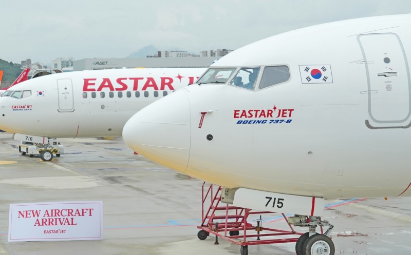 작년 9월에 도입된 이스타항공의 17, 18호기가 김포국제공항 계류장에 나란히 주기돼 있는 모습. /사진=이스타항공