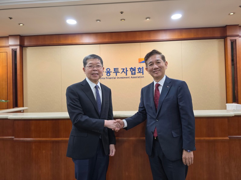 금융투자협회는 21일 여의도 금투협에서 태국채권시장협회(ThaiBMA) 대표단과 간담회를 개최했다. 황성엽 금투협회장(오른쪽)과 프라산 트라이라트보라쿨 태국채권시장협회장(왼쪽). / 사진제공= 금융투자협회(2026.09.21)