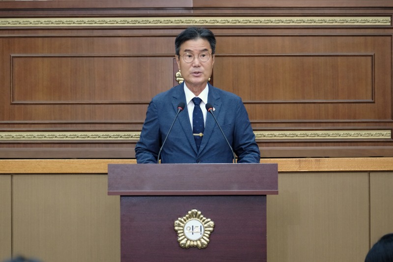 장영준 마포구의원이 집행부의 내부청렴 체감도와 관련한 구정질문을 펼치고 있다. /사진제공=마포구의회