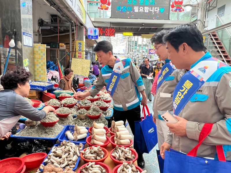 배동환 삼표시멘트 대표가 삼척시 중앙시장에서 상인과 대화를 나누며 제수용품을 구매하는 모습. 사진=삼표시멘트