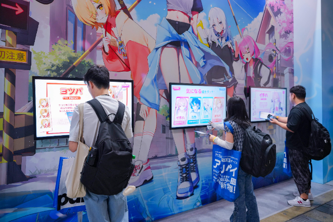 TGS 2026 넷마블 부스에서 '펄인블루'를 시연 중인 이용자들. / 사진=넷마블