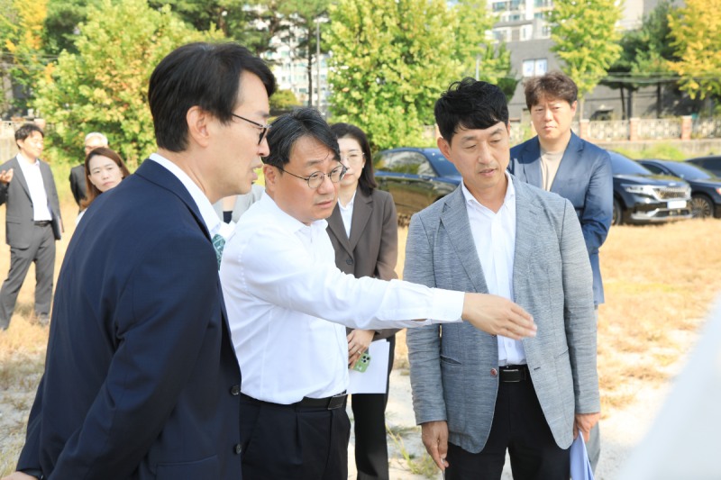 23일 이성훈 한국토지주택공사(LH) 사장(사진 가운데)이 서울시 도봉구 성대야구장을 찾아 추진 현황을 점검하고 있다. /사진제공=LH