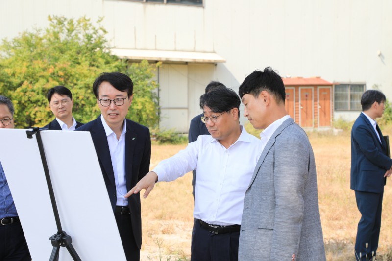 23일 이성훈 한국토지주택공사(LH) 사장(사진 오른쪽에서 세 번째)이 서울시 도봉구 성대야구장을 찾아 추진 현황을 점검하고 있다. /사진제공=LH
