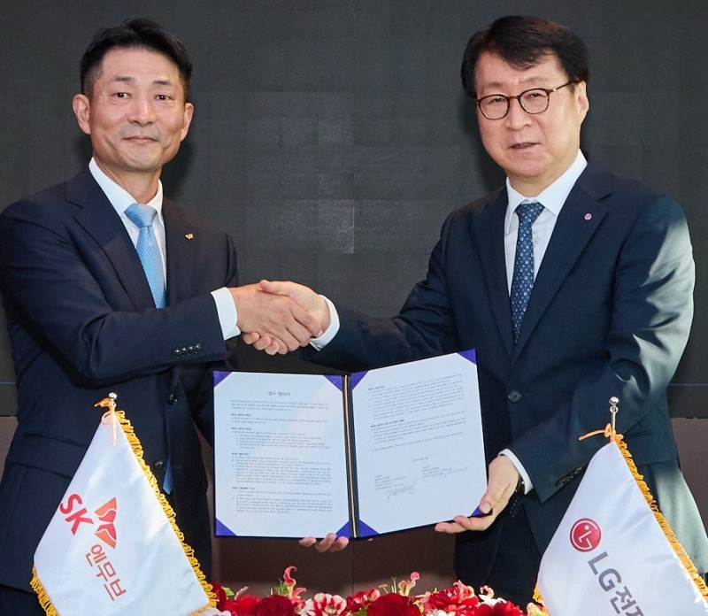 SK엔무브 김원기 사장(왼쪽)과 LG전자 ES사업본부장 이재성 사장. 사진=LG전자.