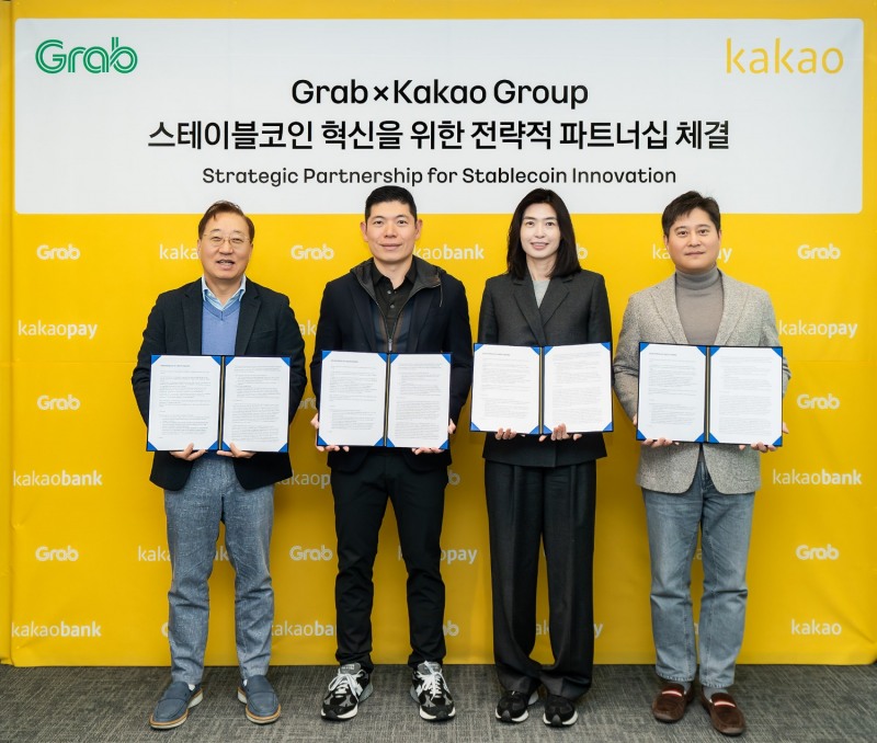 (왼쪽부터) 윤호영 카카오뱅크 대표이사, 앤서니 탄 그랩 CEO, 정신아 카카오 대표이사, 신원근 카카오페이 대표이사 / 사진=카카오뱅크