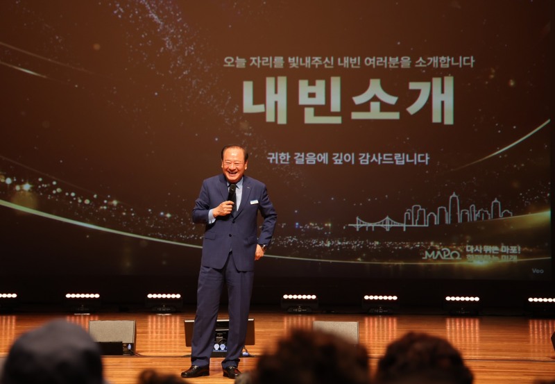 유동균 마포구청장이 ‘2026년 마포 어르신 한마당 큰잔치’에 참석해 어르신들에게 감사의 마음을 전하는 모습. /사진제공=마포구