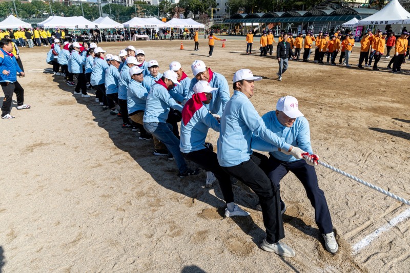 마포구민들이 지난해 진행된 제1회 마포구민 체육대회에서 줄다리기 경기를 진행하는 모습. /사진제공=마포구