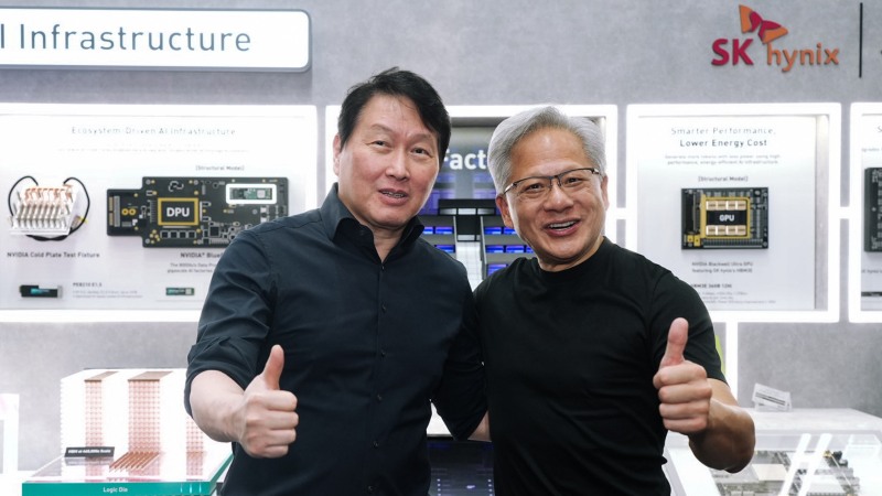 최태원 SK 회장(왼쪽)과 젠슨 황 엔비디아 CEO가 2026년 6월 2일 대만 타이페이 'COMPUTEX 2026' SK하이닉스 부스에서 만나 기념 촬영을 하고 있다. 사진=SK하이닉스