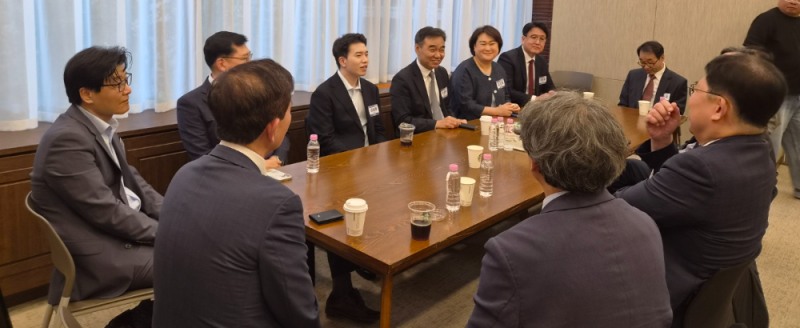 29일 서울 명동 은행연합회에서 개막한 '2026 한국금융투자포럼' 행사 전 VIP 간담회에 참석한 VIP들이 담소를 나누고 있다./사진=한국금융신문