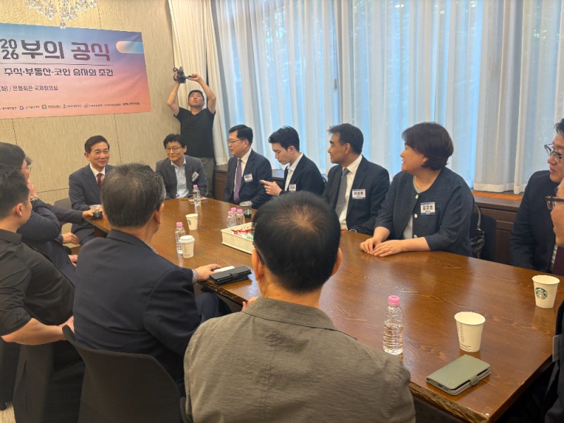 29일 서울 명동 은행연합회에서 개막한 '2026 한국금융투자포럼' 행사 전 VIP 간담회에 참석한 VIP들이 담소를 나누고 있다./사진=한국금융신문