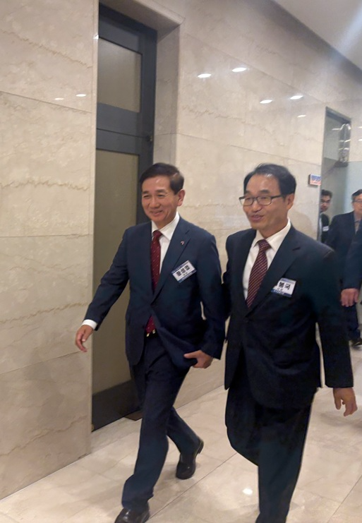 황성엽 금융투자협회 회장(왼쪽)과 김봉국 한국금융신문 사장이 29일 '2026 한국금융투자포럼'에 참석하기 위해 이동하고 있다./사진=한국금융신문