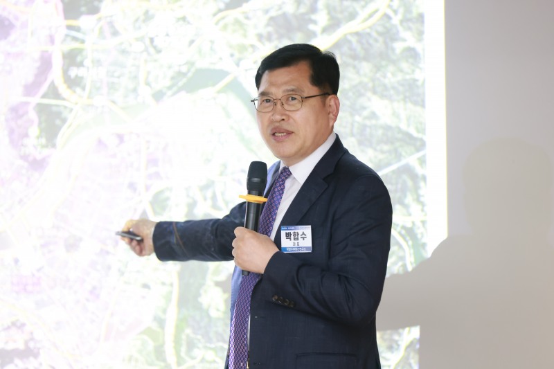 박합수 박합수부동산연구소 대표가 서울 중구 은행회관 국제회의실에서 열린 한국금융신문 ‘머니무브 2026-부의 공식’에서 강연을 하고 있다. /사진=한국금융신문