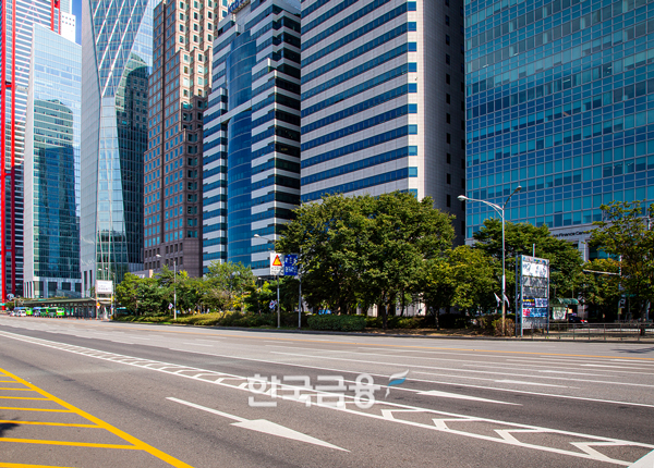국내외 자산운용사 18곳이 의무공개매수제도 도입을 위한 정무위원회 의결안의 국회 본회의 처리를 보류해 달라고 촉구했다. 인수자가 지배주주 지분을 먼저 사들인 뒤 일반주주를 대상으로 부족한 물량만 공개매수하는 구조가 일반주주와 지배주주 간 매각 기회를 차별할 수 있다는 주장이다. 여의도 증권 자산운용가 모습. 사진=한국금융신문DB