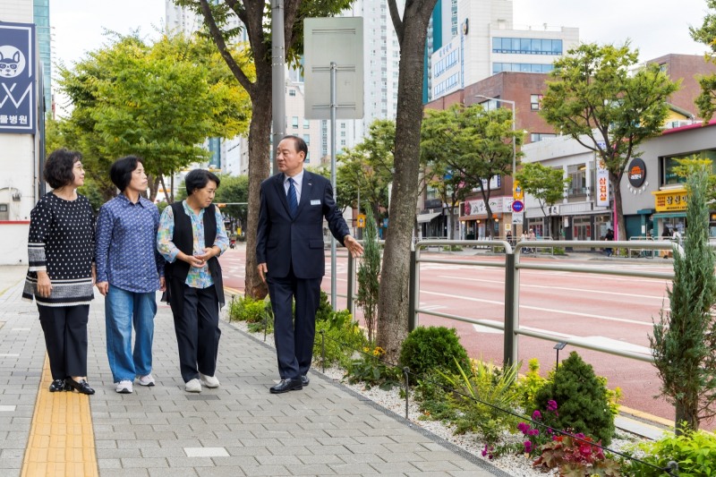유동균 마포구청장이 주민들에게 월드컵로 가로수 주변 띠녹지에 대해 설명하고 있다. /사진제공=마포구