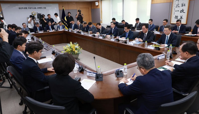 이억원 금융위원장이 4일 오후 2시 정부서울청사에서 금융감독원, 금융보안원, 전 금융업권별 협회, 주요 금융회사 등과 과기부, 개보위, 경찰청과 최근 금융권 침해위협 대응을 위한 '전 금융권 긴급 점검회의'를 개최했다. / 사진제공= 금융위원회(2026.10.04)