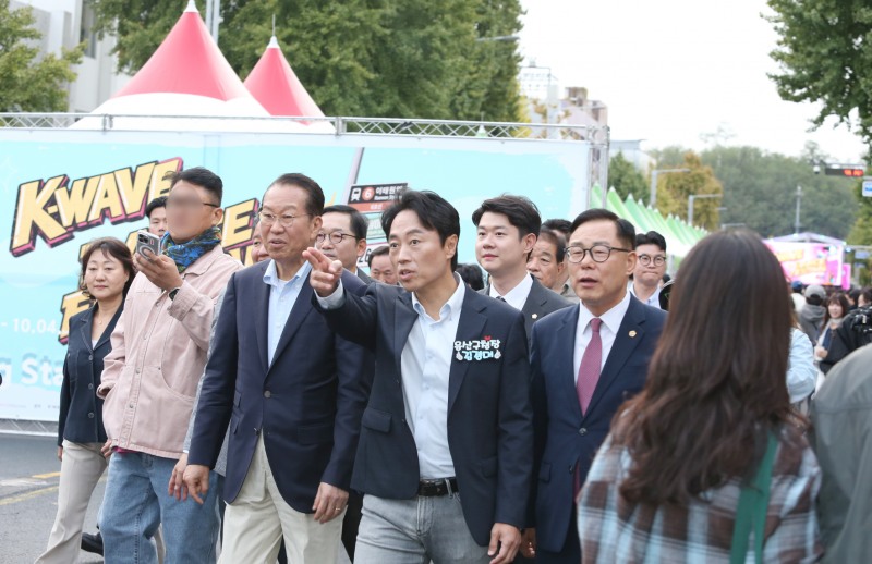 김경대 용산구청장, 권영세 국회의원, 오천진 서울시의원을 비롯한 용산구 관계자들이 '2026 K-Wave 댄스 페스티벌' 현장을 둘러보는 모습. /사진제공=용산구