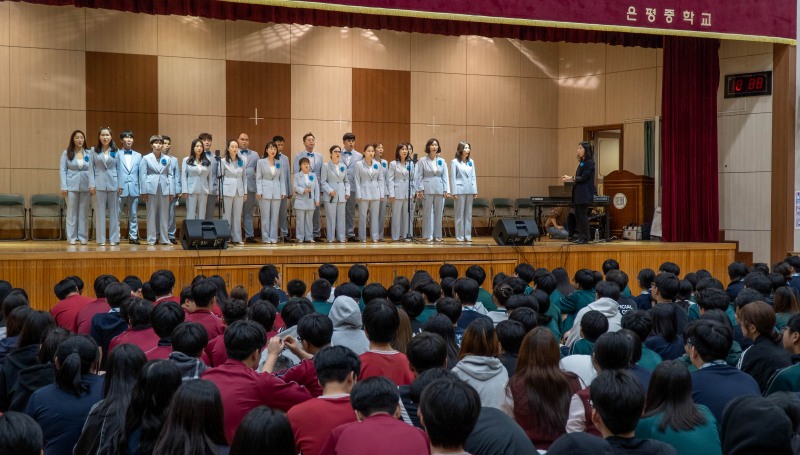 코웨이 물빛합창단이 서울 은평중학교에서 학생들을 대상으로 합창 공연을 선보이고 있다. /사진=코웨이