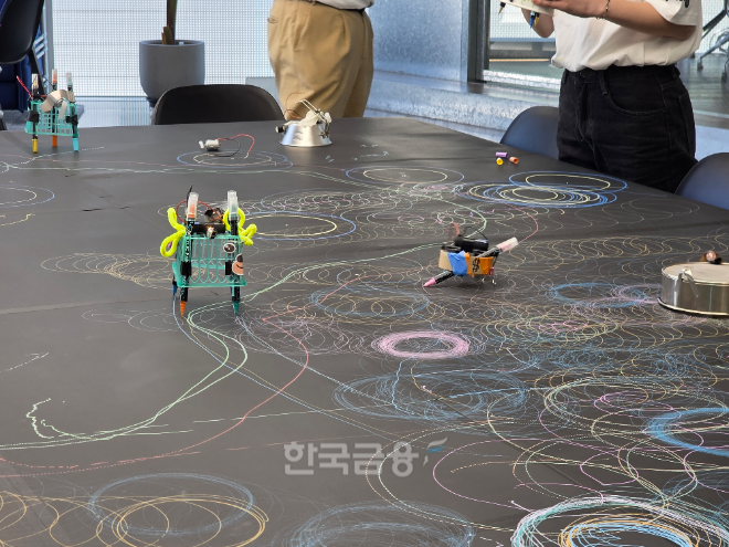 현대차 모터스튜디오 서울 '해브 펀 위드 사이언스' 전시 드로잉 로봇 제작 체험. / 사진=김재훈 기자
