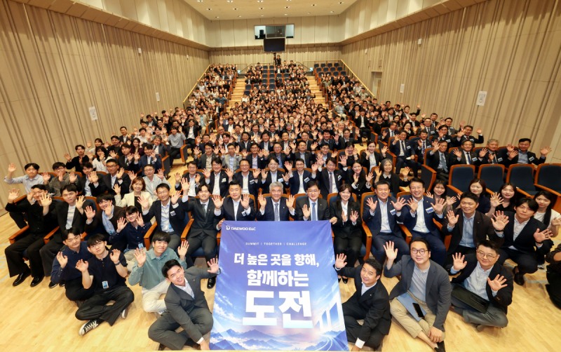 대표이사 취임식에 참석한 임직원들이 단체 사진을 촬영하고 있다. /사진제공=대우건설