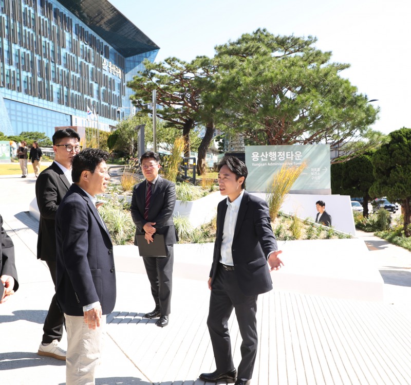 김경대 용산구청장이 정비된 보행로 주변을 살펴보는 모습. /사진제공=용산구