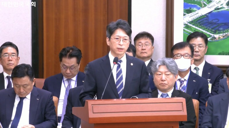 홍지선 국토교통부 장관이 7일 국회 국토교통위원회에서 열린 국토교통부 국정감사에서 업무보고를 하고 있다. /사진=대한민국 국회 인터넷의사중계시스템