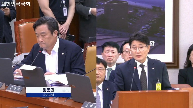 7일 국회 국토교통위원회에서 열린 국토교통부 국정감사에서 심철진 대우건설 토목사업본부장(사진 오른쪽)이 정동만 국민의힘 의원의 가덕도신공항 부지조성공사 관련 질의에 답변하고 있다. /사진제공=대한민구 국회 인터넷의사중계시스템