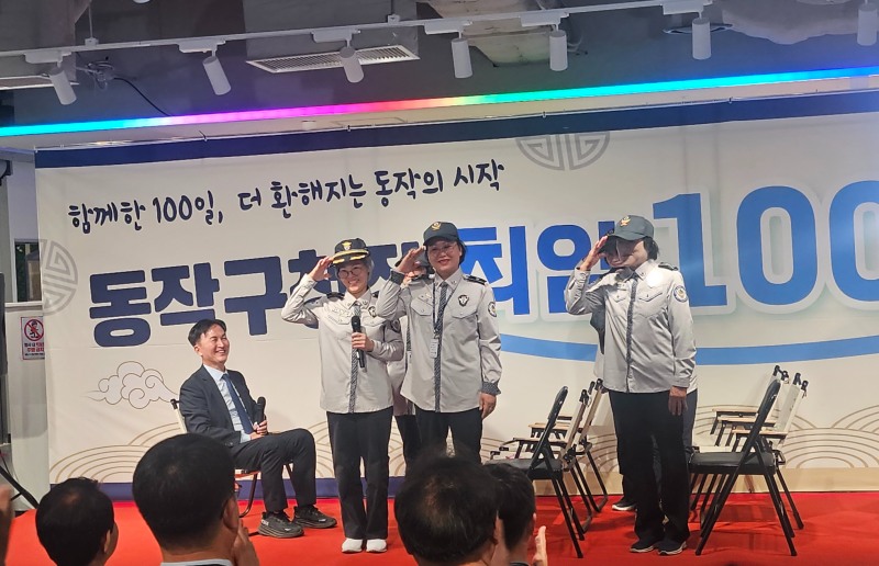 상도2동자율방범대 대원들이 주민들에게 경례를 하는 모습. /사진=주현태 기자