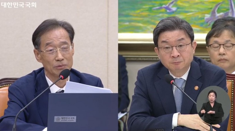 8일 진행된 금융위원회 국정감사에서 유동수 국회 정무위원장(왼쪽)이 이억원 금융위원장(오른쪽)에게 질의를 하고 있다. / 사진=국회 인터넷의사중계시스템 갈무리