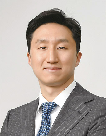 △1982년생 / 대일외고, 연세대 경제학 학사 / 스탠퍼드대 경영학 석사 / 2009년 현대중공업 입사 / 2013년 현대중공업 경영기획팀 수석부장 / 2014년 현대중공업 기획재무부문장 상무 / 2015년 현대중공업 기획재무총괄부문장 전무 / 2018년 현대중공업 그룹선박해양영업본부 대표 / 2021년 현대중공업지주·한국조선해양 대표이사 사장 / 2023년 HD현대·HD한국조선해양 대표이사 부회장 / 2024년 HD현대·HD한국조선해양 대표이사 수석부회장 / 2025년~ HD현대·HD한국조선해양 대표이사 회장