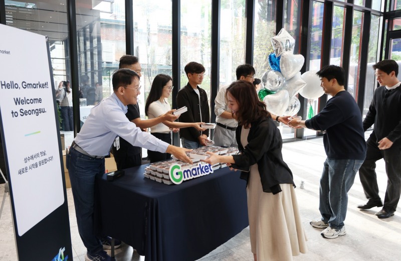 12일 성수동 신사옥 첫 출근일 축하 이벤트를 하는 모습./사진제공=G마켓