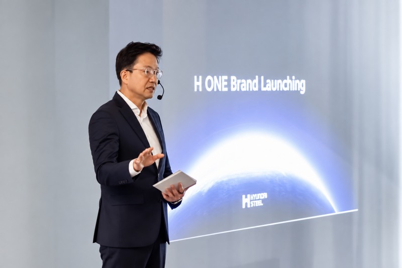 김성민 현대제철 영업본부장 전무가 'H ONE' 브랜드 론칭 행사에서 브랜드 출범 배경과 비전, 향후 사업 방향에 대해 설명하고 있다. /사진=현대제철