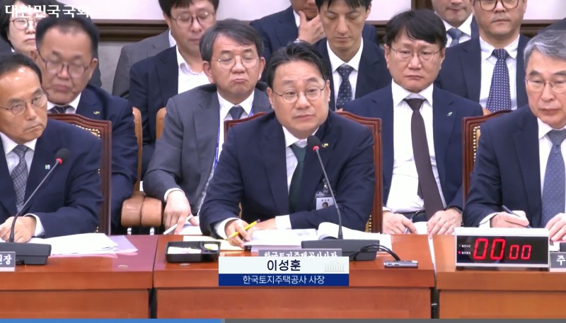 이성훈 한국토지주택공사(LH) 사장이 12일 서울 여의도 국회에서 열린 국토교통위원회의 국정감사에서 의원 질의에 답변하고 있다. /사진제공=대한민국 국회 인터넷의사중계시스템