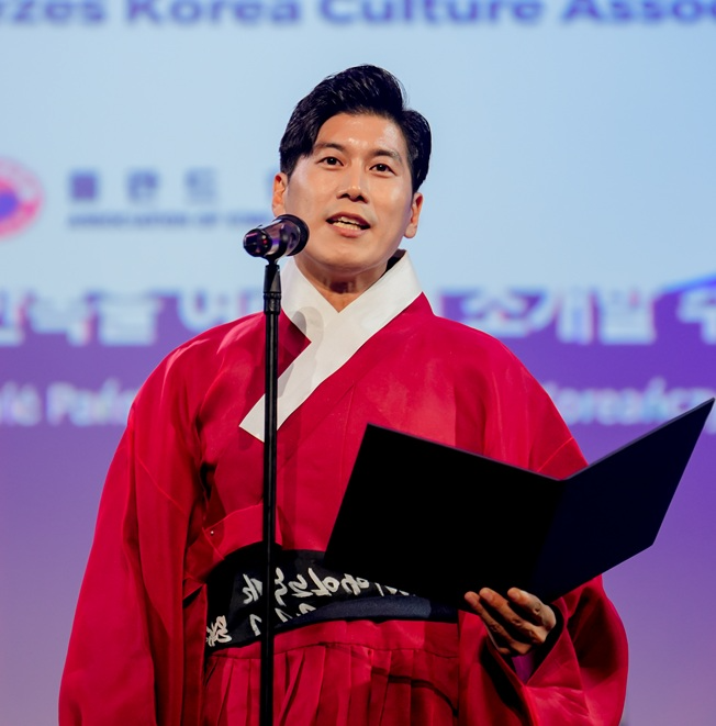 정사무엘 한문화진흥협회장이 폴란드 브로츠와프'한국의 날' 한복 패션쇼에서 인사말을 하고 있다. 사진제공=한문화진흥협회