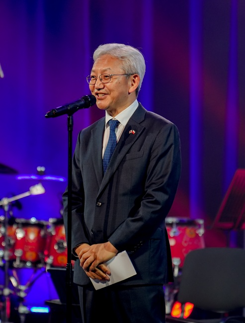 태준열 주폴란드 대한민국 대사가 한복 패션쇼에서 축사를 하고 있다. 사진제공=한문화진흥협회