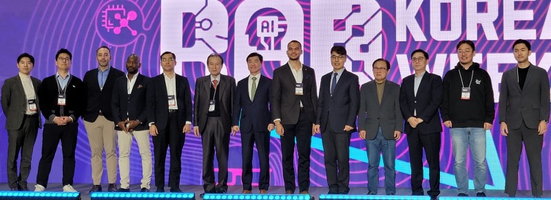 지난해에 고양 킨텍스에서 대한민국 첨단기술대전과 함께 열린 국제컨퍼런스가 끝난 뒤 주요 참석자들이 기념촬영을 하고 있다. 사진제공=디지털융합산업협회