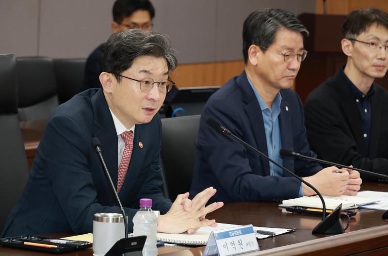 이억원 금융위원장이 15일 오후 서울 종로구 정부서울청사에서 금융감독원, 한국거래소 등 유관기관 및 시장 전문가와 함께 개최한 '증시상황 긴급 점검회의'에서 최근 대외 불확실성 확대에 따른 국내 증시 동향과 외국인·기관투자자 수급 상황 등을 점검하고 향후 대응방향을 논의했다. / 사진제공= 금융위원회(2026.10.15)