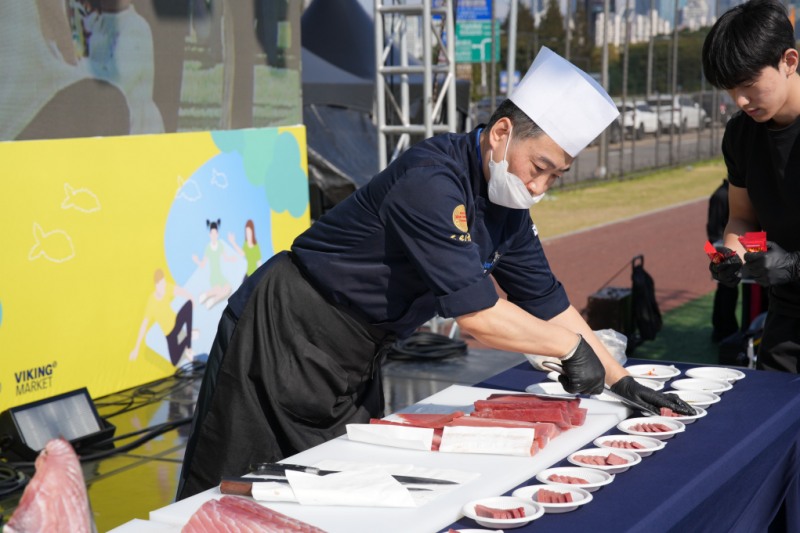 생참치 해체 퍼포먼스가 진행되는 모습. /사진=동작구