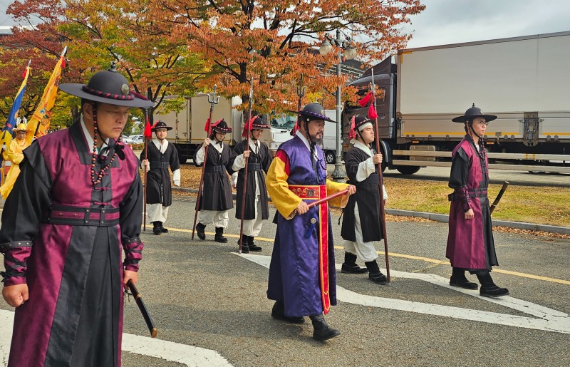 유동균 마포구청장이 마포나루 새우젓축제에서 과거 사또행차 모습을 재현하고 있다./ 사진=주현태 기자