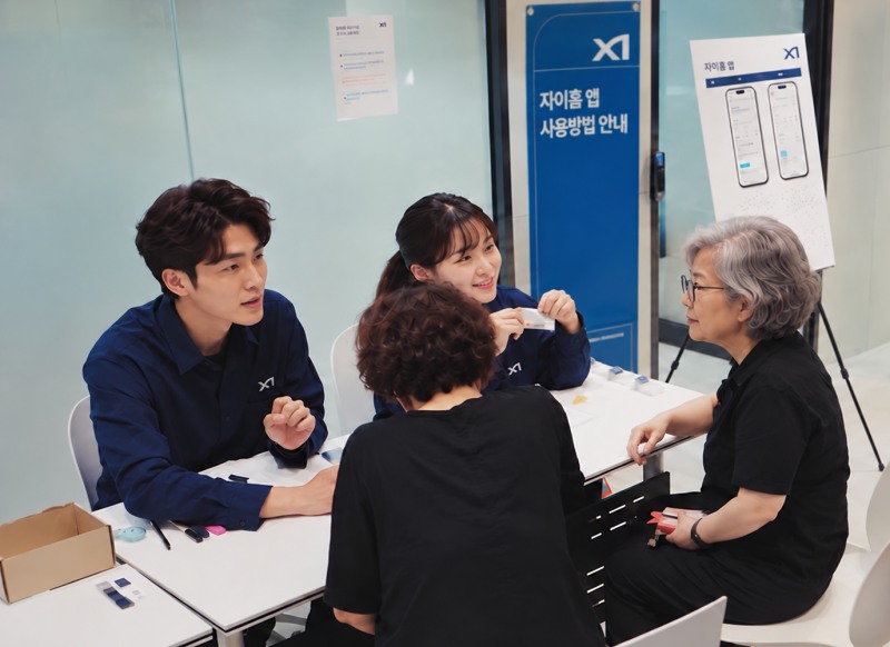 GS건설 직원이 ‘자이 시니어 온보딩’ 행사를 통해 입주민에게 자이홈 활용법을 설명하는 모습. /사진제공=GS건설