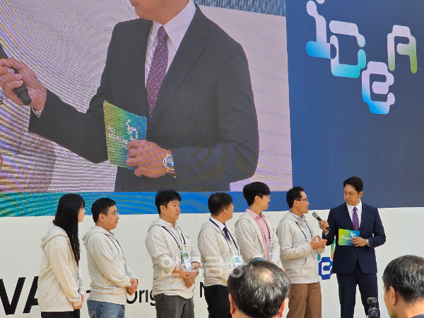 19일 현대차그룹 남양연구소에서 개최된 사내 아이디어 경연대회 '아이디어 패스티벌' 결선에 오른 6개 팀 대표자들이 소감을 말하고 있다. / 사진=김재훈 기자