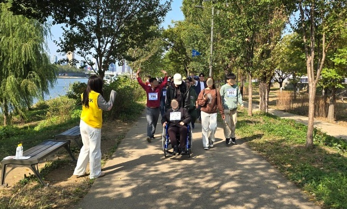 IPARK현대산업개발은 15일 서울 용산구 이촌한강공원에서 열린 장애인·비장애인 걷기대회 지원 임직원 봉사활동을 진행했다. /사진제공=IPARK현대산업개발