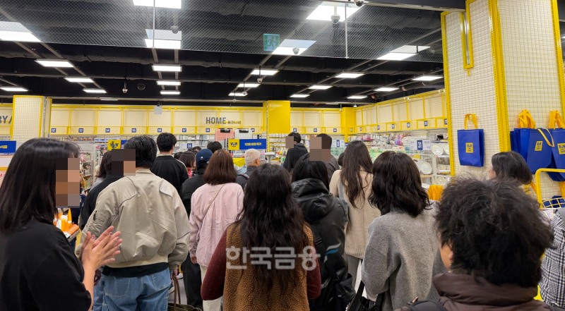 22일 오전 10시 스타필드마켓 월계점 와우샵이 오픈하자마자 모여든 사람들. /사진=박슬기 기자