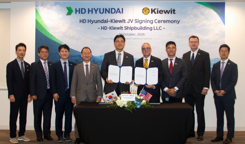 HD현대가 22일(현지시간) 미국 최대 건설·엔지니어링·인프라 기업 키윗(Kiewit)과 조선 합작법인 설립을 위한 계약을 체결했다. (왼쪽 다섯 번째부터) 최한내 HD한국조선해양 기획부문장, 채드 존슨 키윗 마리타임 CEO 등 관계자들이 기념사진 촬영에 임하고 있다. /사진=HD현대